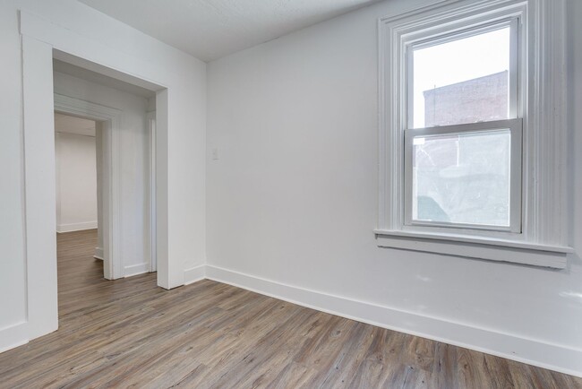 Building Photo - 826 E Warrington Ave