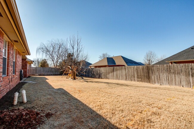 Building Photo - Five bedroom home in Edmond's Sheffield Glen