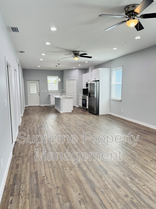 Building Photo - 6073 Vermont Ave