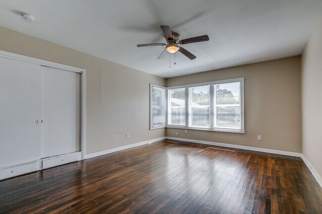 Building Photo - 3-BEDROOM HOME IN HIGHLAND PARK