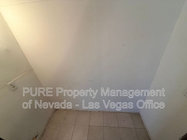 Building Photo - 1405 E Vegas Valley Dr