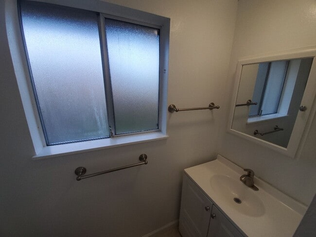 Building Photo - 3-bedroom home with remodeled kitchen and fenced backyard!