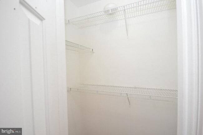 Building Photo - 112 W Park Dr
