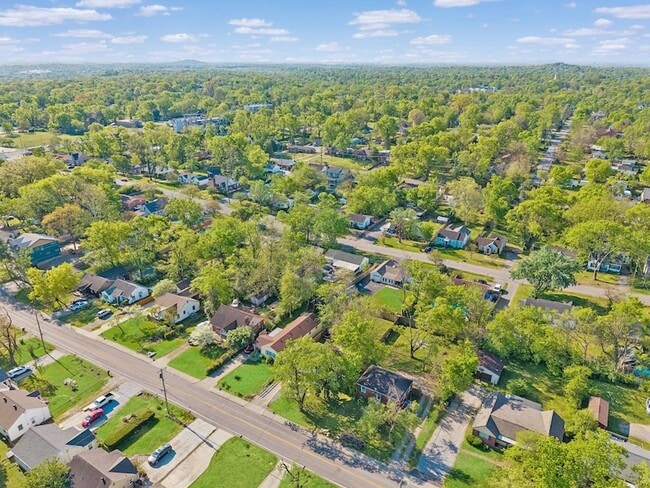 Building Photo - 902 Broadmoor Dr