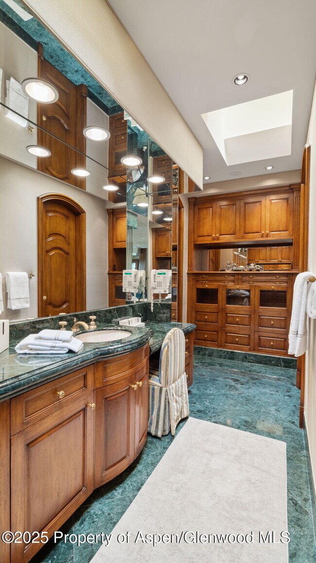 Building Photo - 715 Willoughby Way