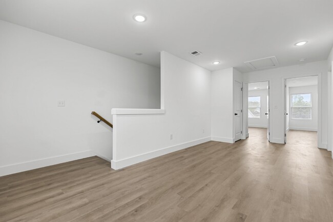 Building Photo - "Discover Comfort & Convenience: Spacious ...