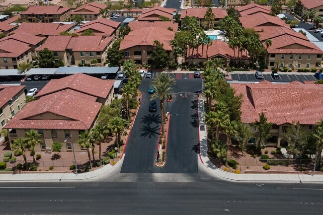 Building Photo - 1st floor two bedroom in upscale NW commun...