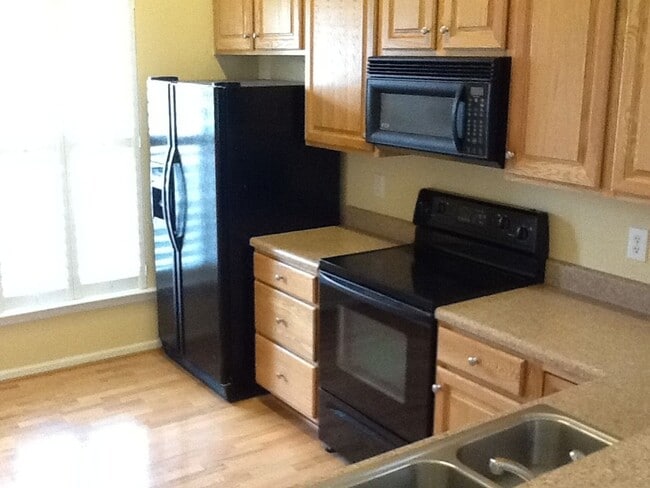Building Photo - Late-September Move-in Ready!