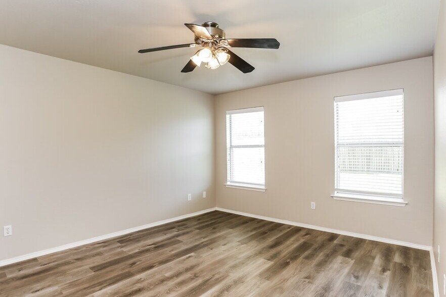 Building Photo - 1402 Gray Dawn Dr