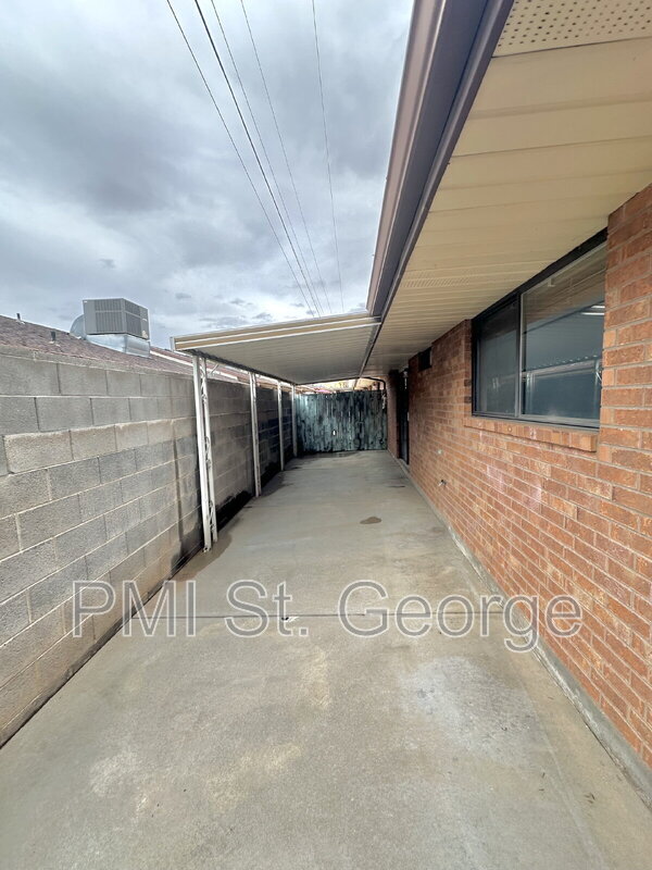 Building Photo - 460 S Main St