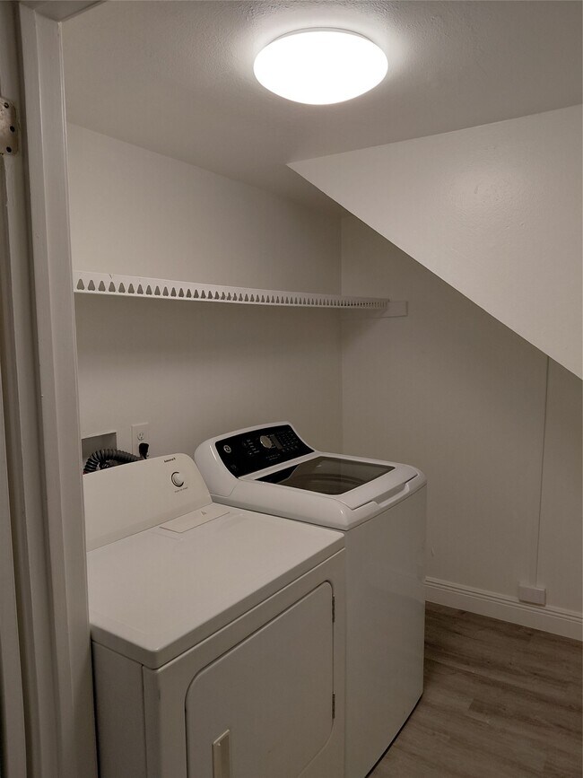 Building Photo - 13150 Trail Hollow Dr