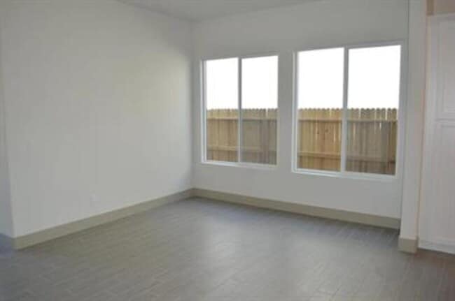 Building Photo - 2430 Bastidas Dr
