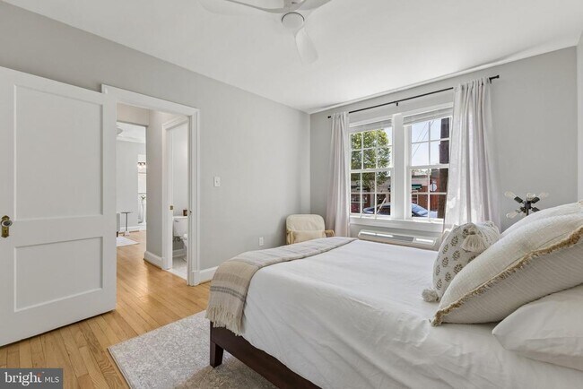 Building Photo - 715 S Washington St