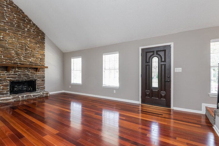 Building Photo - 6840 Briarwood Dr