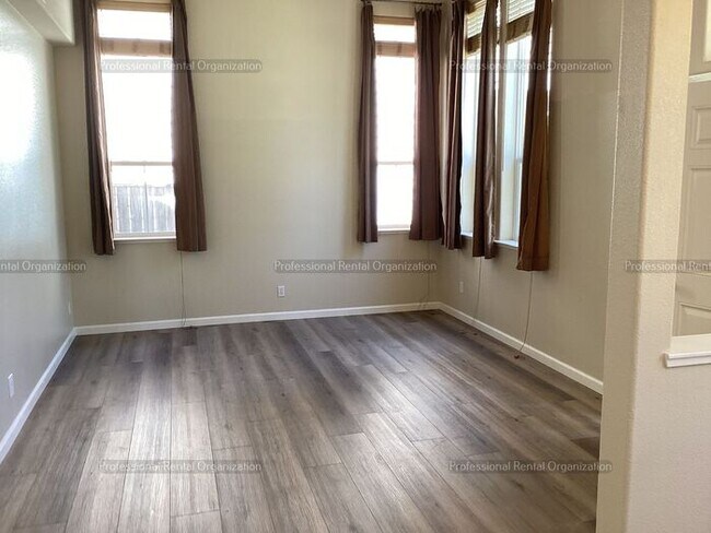 Building Photo - Large family home in desirable area