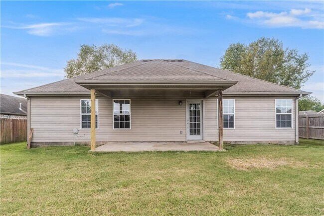 Building Photo - 521 Redbud St