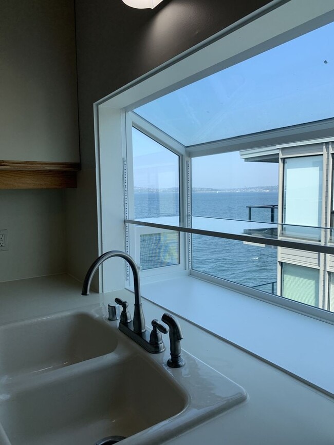 Building Photo - Spectacular View!! This top floor condo is a MUST SEE!! $500 move in credit