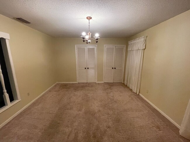Building Photo - Spacious 3 bedroom, 2 bath