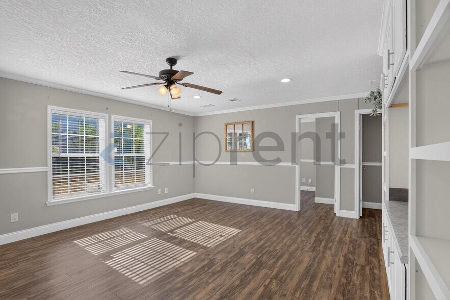 Building Photo - Unit