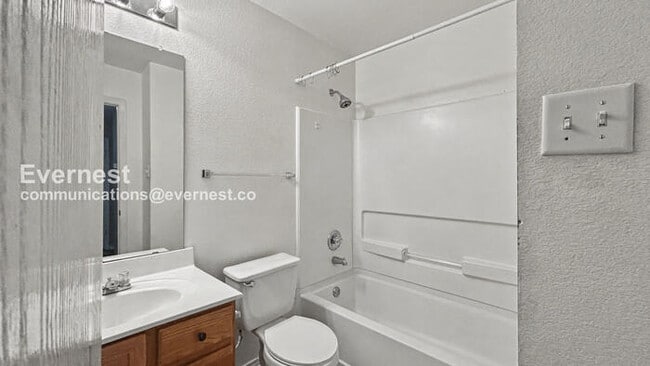 Building Photo - 3 Bed, 2 Bath Home with Garage / Pet-Friendly / Available Now!