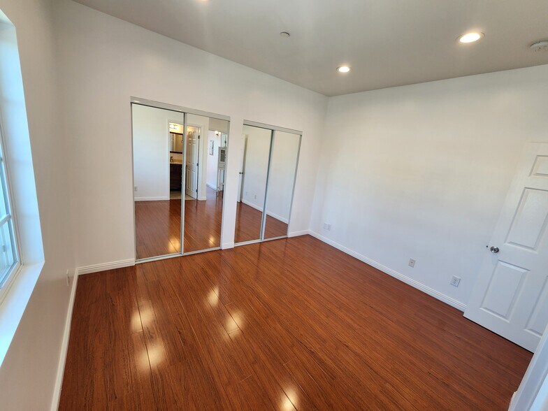 Building Photo - 1516 1/2 N Kingsley Dr