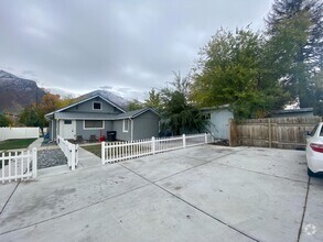 Building Photo - 306 400 E