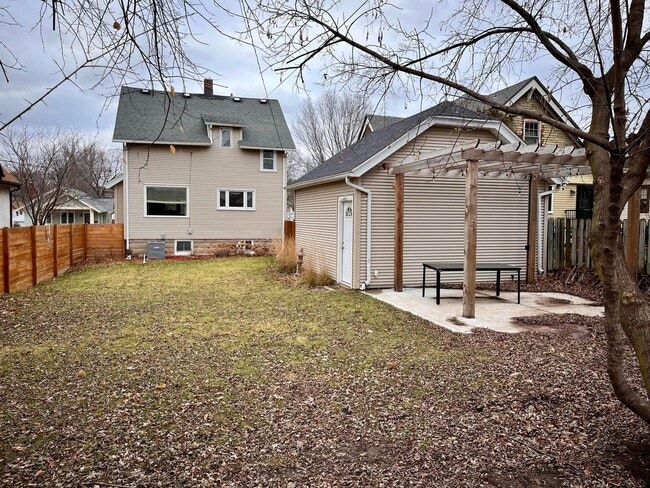 Building Photo - 2023 E Beverly Rd