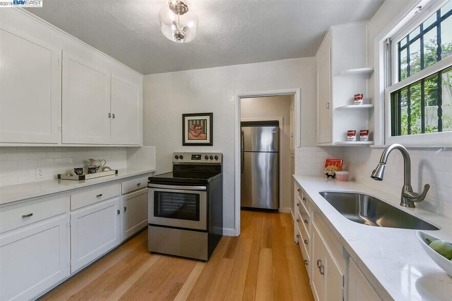 Kitchen - 1562 Lincoln Ave