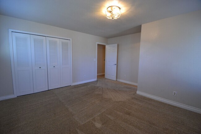 Building Photo - 4 Bed 3 Bath Home in District 20!