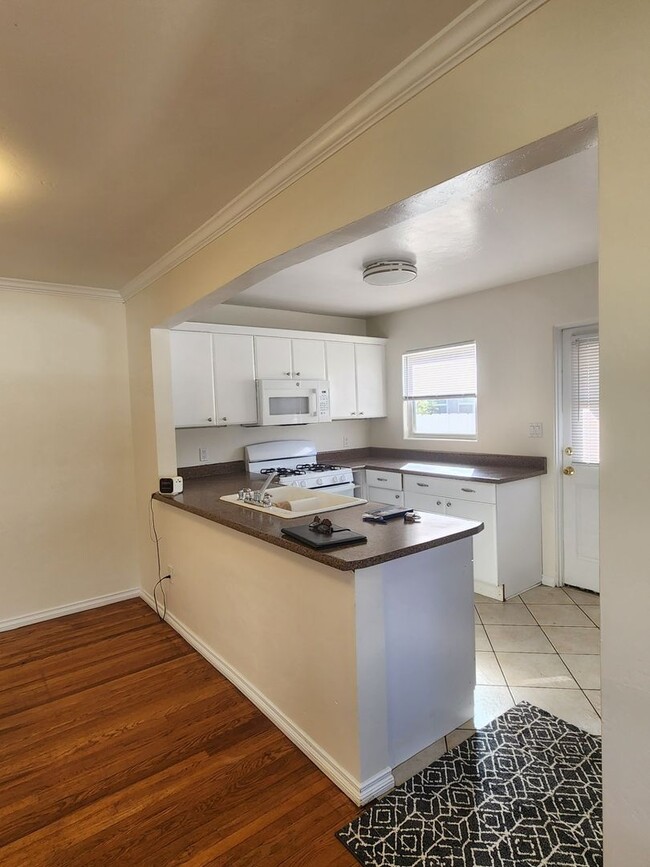 Building Photo - Private 2 bedroom 1 bath home