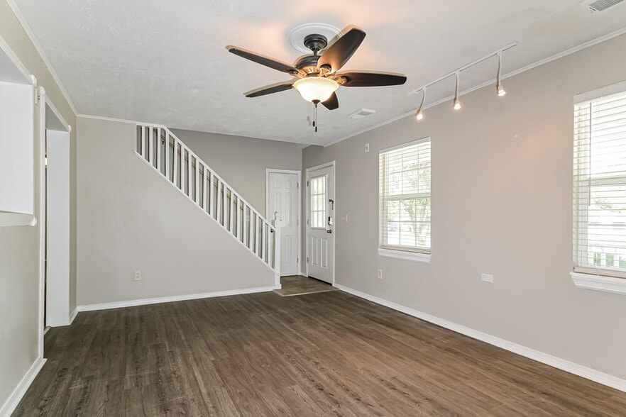 Building Photo - 705 Aster Ln