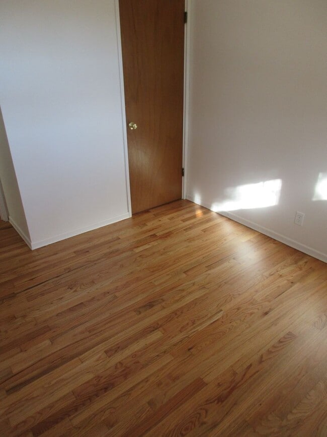 Building Photo - Three Bedroom Home in South Salem