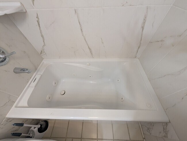 Building Photo - Updated Ground Floor 2/1 **Water/Sewer Included**