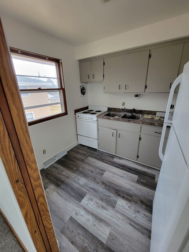 Building Photo - 1727 Silvercrest Dr