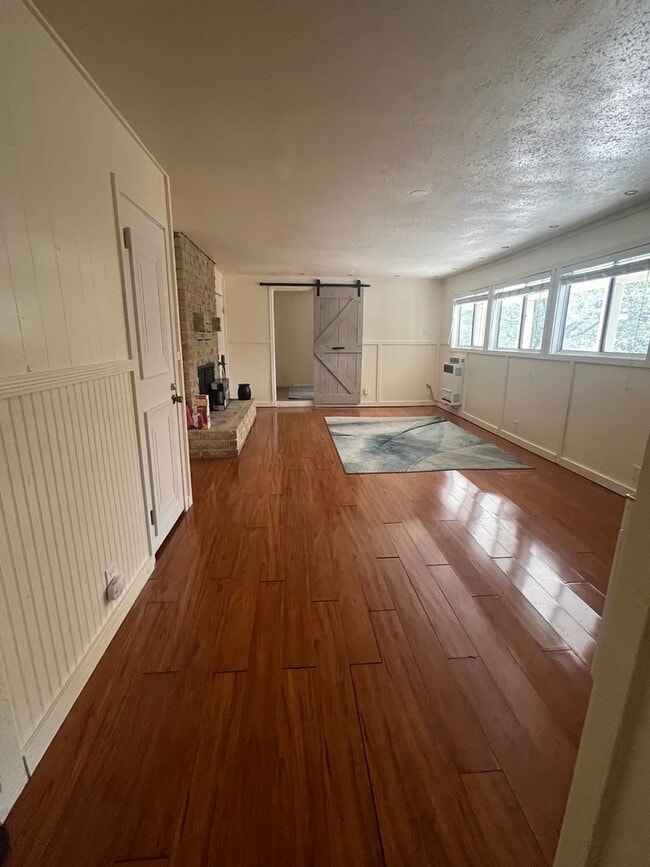 Building Photo - 1 Bedroom Lower Level Unit