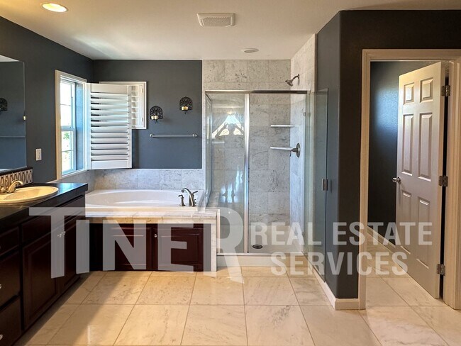 Building Photo - 3576 Hume St