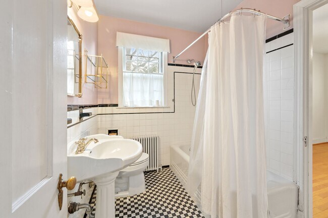 Building Photo - 5325 Chevy Chase Pky NW