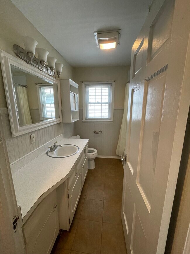 Building Photo - 928 Monterey Ave