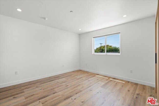 Building Photo - 839 N McCadden Pl