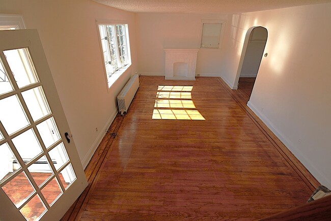 Building Photo - 14 Raydol Ave