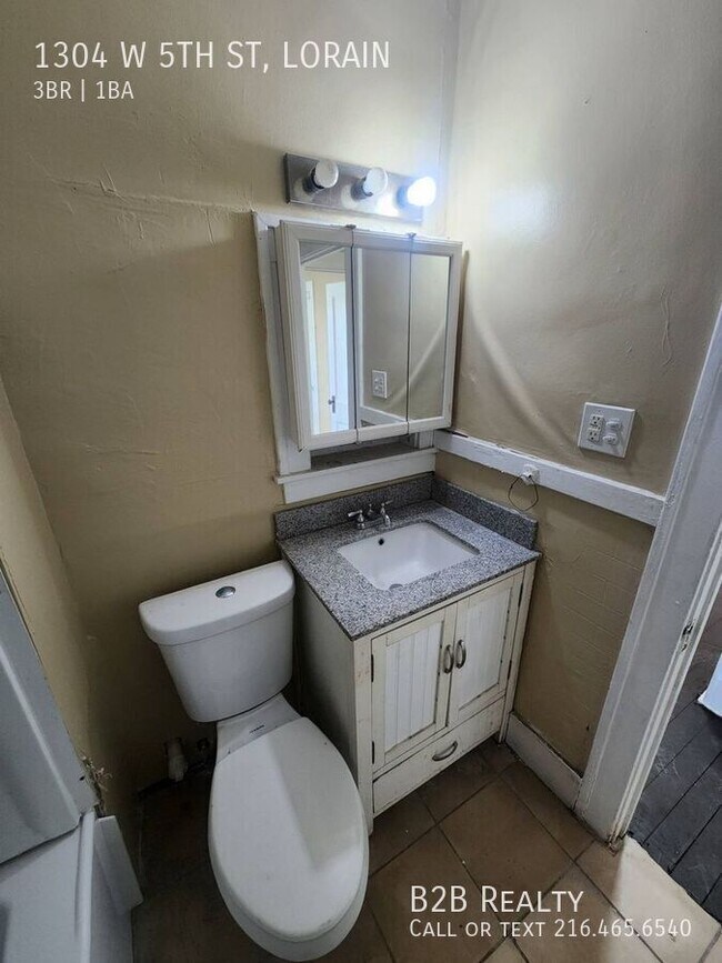 Building Photo - 1304 W 5th St