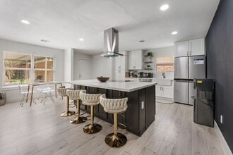 Building Photo - 9919 Golden Sunshine Dr