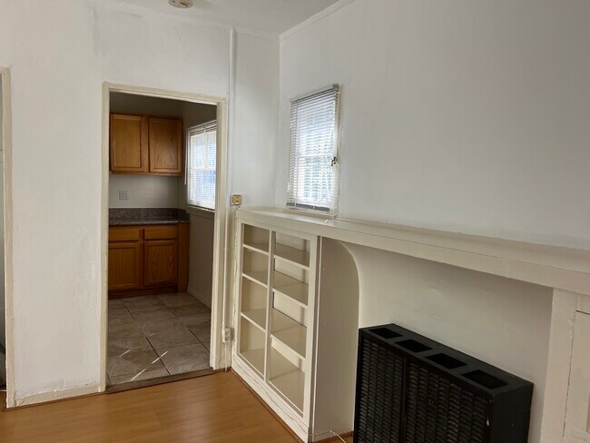 Building Photo - 819 N Alta Vista Blvd