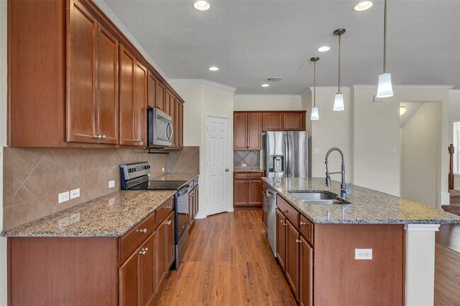 Building Photo - 16100 Hawthorne Heights Trail