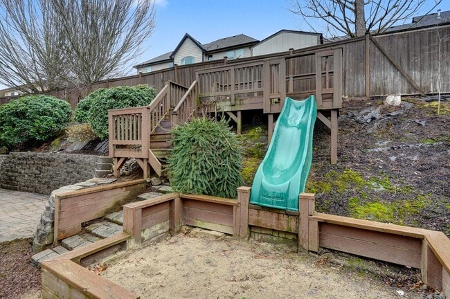 Building Photo - 4 bed, 2.5 bath Two-Story Home in West Salem