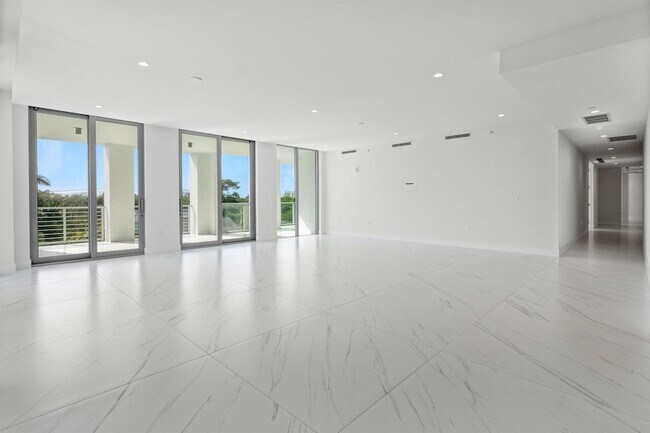 Building Photo - 495 E Royal Palm Rd