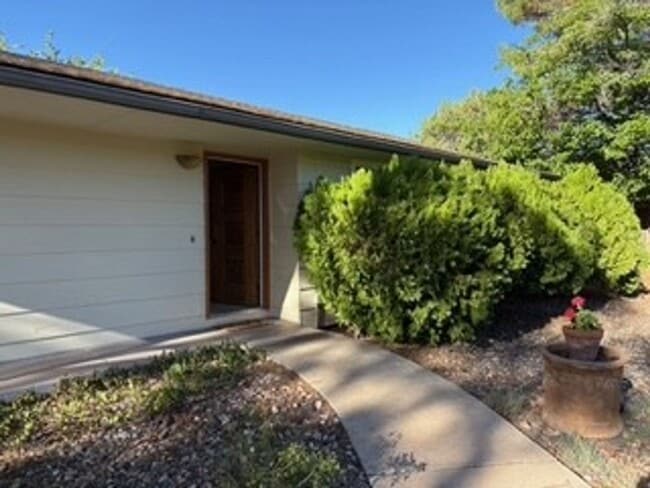 Building Photo - Cozy, West Sedona home with large fenced b...