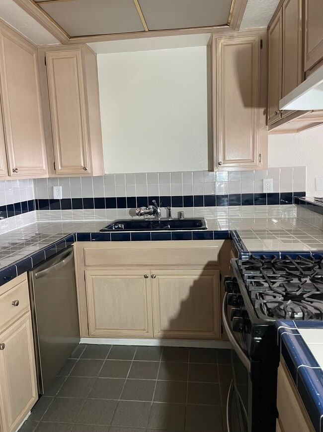 Building Photo - 5039 E Ocean Blvd