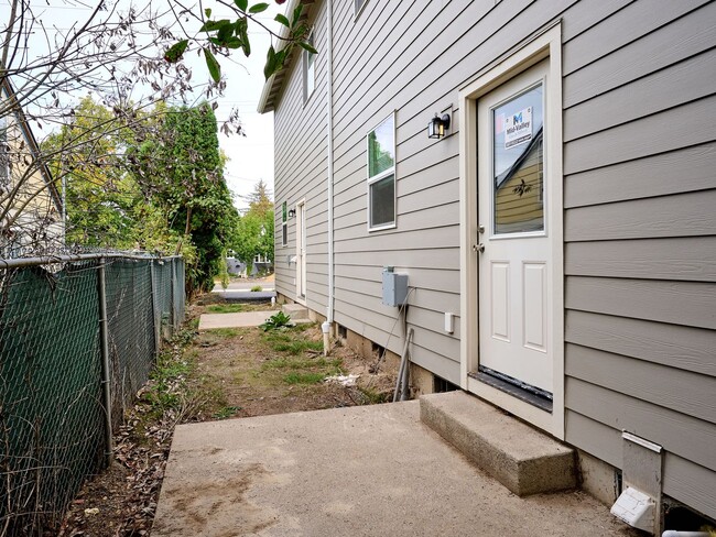 Building Photo - 1816 SW 17th Ave