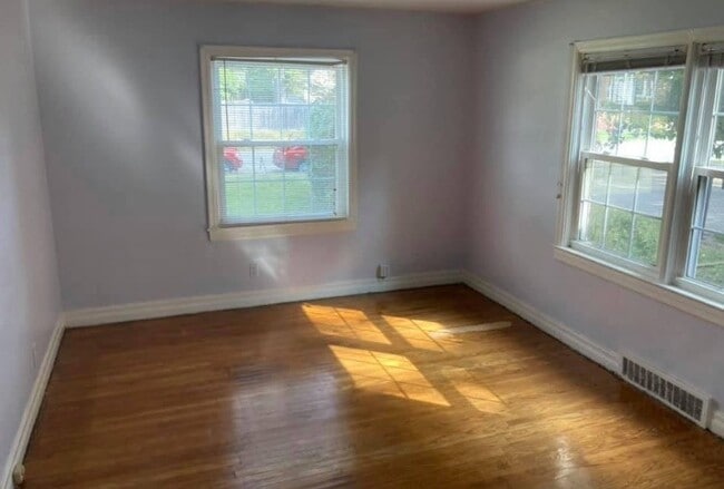 Building Photo - 4705 Bellevue Ave